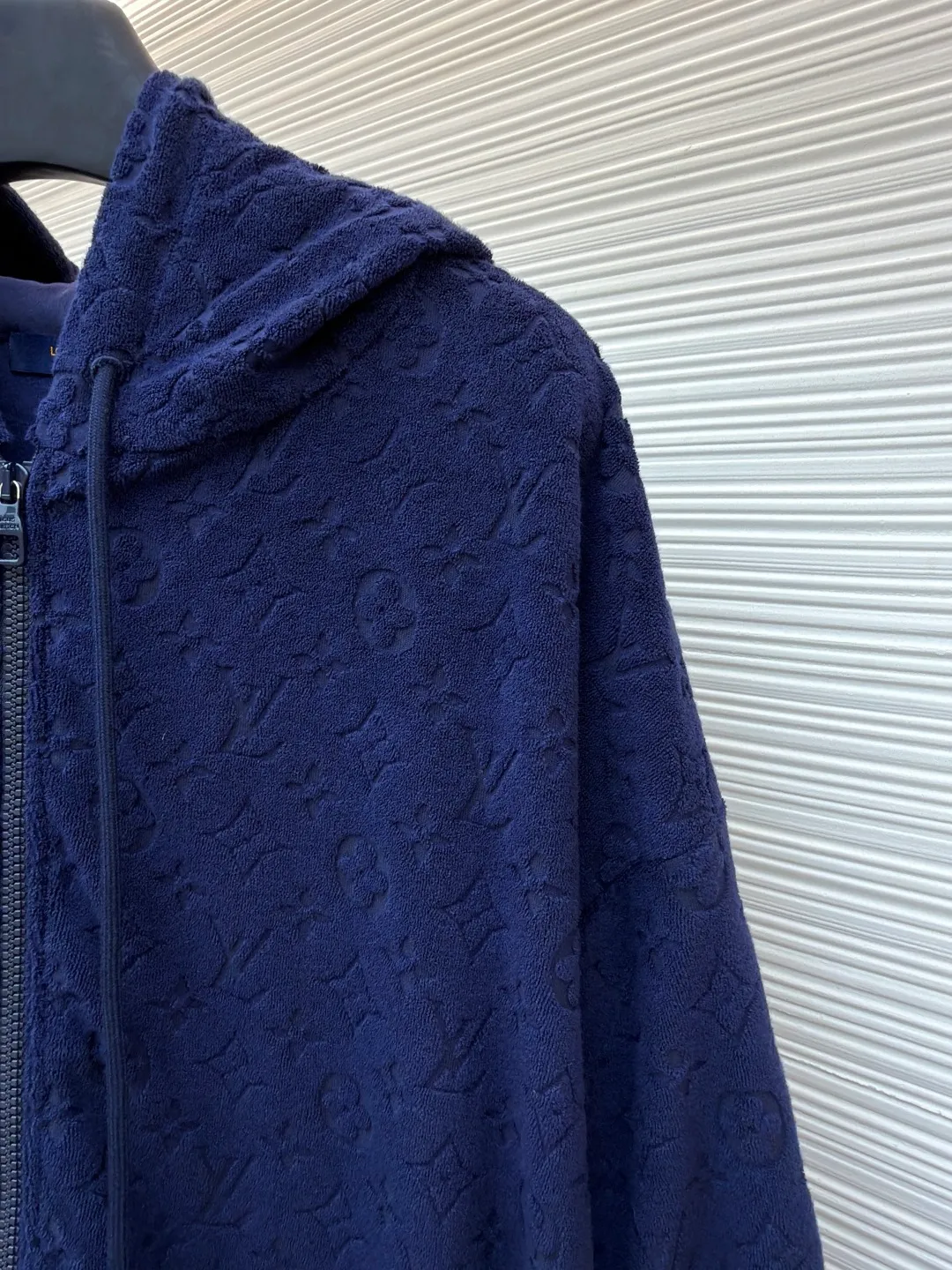 LOUIS VUITTON full-print terry zipper jacket ●Original version: Purchased and developed by 15127 ●Item No.: 1681419-B05 ●Fabric: Soft cotton blended terry luxury chiffon fabric ●Technology: Three-dimensional relief jacquard production ●Color: blue ●Version: Fitted version ●Weight: about 905 grams ●Size: S-M-L-XL ●Description: Custom-dyed soft cotton blended terry luxury terry fabric with clear texture, plump and lazy, comfortable and close to the skin, with navy blue as the main tone, as calm and profound as the deep sea, full-width Monogram embossing makes a stunning appearance, derived from the brand's profound cultural heritage, dark grain weaving, velvet feeling becomes poetry, quietly emerging with a looming attitude, fully recognizable, interpreting unparalleled fashion style, publicity in restraint, sophistication in casualness Make every touch a ceremonial experience, the three-dimensional relief jacquard technique uses a high-density electronic jacquard machine to achieve the Monogram three-dimensional effect through the "positive and negative layer weaving method". Apply heat pressure to the fabric locally through a customized mold to hot-melt the fibers in specific areas. Permanently shape the relief outline and position the cutting bed with infrared rays to achieve precise positioning of the material through infrared emitters and infrared receivers. The accuracy can reach the micron level. This meets Monogram's high-precision cutting, the overall routing is straight and delicate, the fabric is comfortable and soft, and the color is consistent without color difference. It can be matched with the same style to create a fashionable look and control various occasions. Customized accessories, complete with three standards, same style for men and women!